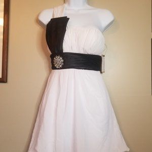 Womens black & white formal dress by Faship size 0 NWT